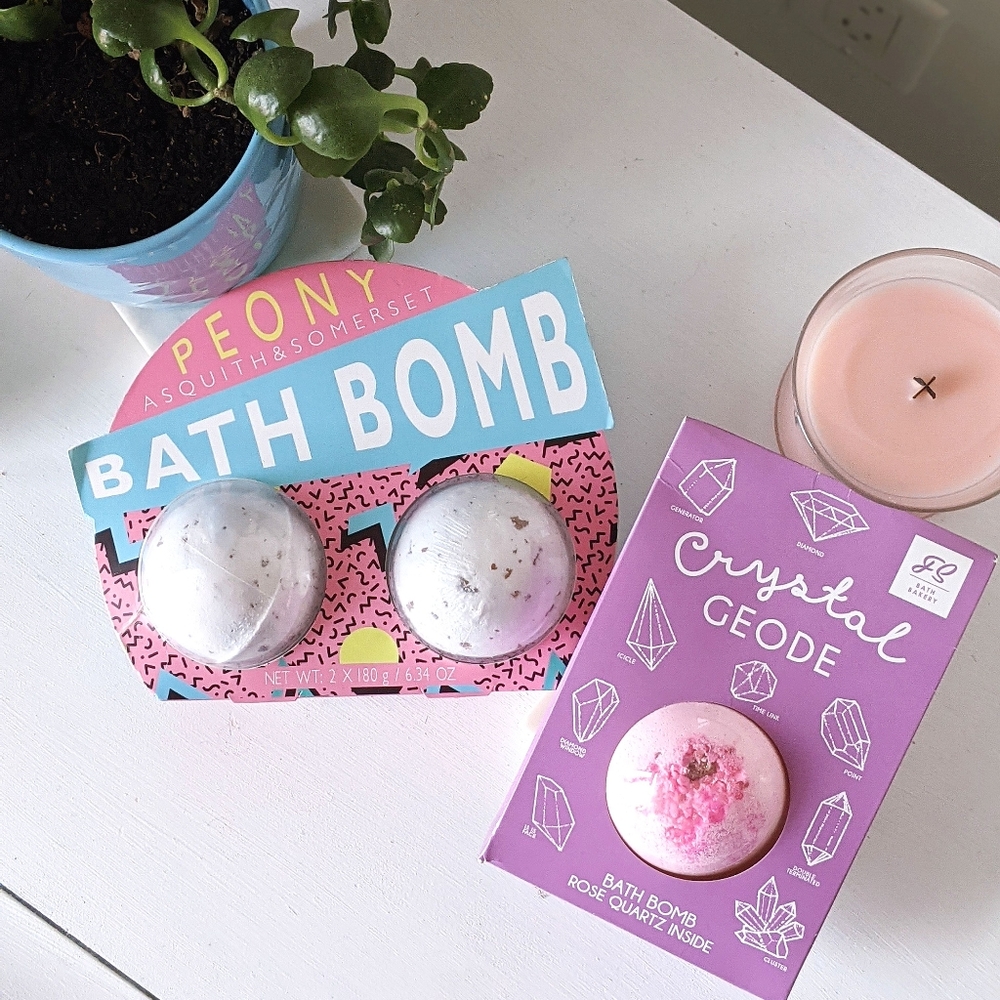 NWT set of two scented bath bomb kits